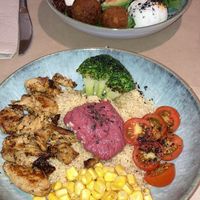 Poke falafel (végétarien) et Poke Heüra (vegan) avec du «poulet» Heüra (simili de poulet à base de soja et d’épices), houmous de betterave, maïs, tomates, brocoli et sem at Urban Coffee & Brunch in Figueres