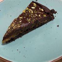 Gâteau vegan au chocolat et à la pistache   at Urban Coffee & Brunch in Figueres