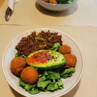 Falafel bowl without egg and yoghurt sauce at Urban Coffee & Brunch in Figueres