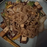 Super leckere Asia Pfanne, vegan. Wer ganz sicher gehen will, bestellt mit Reis, aber es hieß, auch die Nudeln seien vegan.  at The Little Kitchen in Geneva