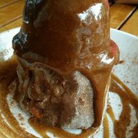 cinamon bun and ice cream at Christopher's Kitchen in Palm Beach Gardens