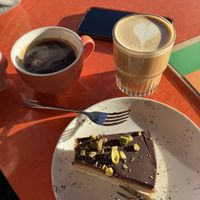 Vegan stickertaart + koffieverkeerd met havermelk  at Wadapartja Westerhaven in Groningen