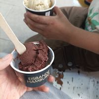 Weiße Schokolade und Mousse o chocolate at Die Eisbande in Hamburg