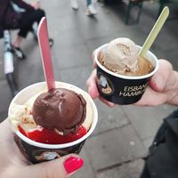 Veganes Eis. Erdbeer Cheesecake, Mousse au chocolate, Haselnuss und Espresso. at Die Eisbande in Hamburg