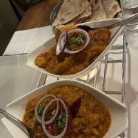 Baingan ka Bartha (unten), Aloo Gobi (Mitte) und Tandoori-Roti (oben)  at Ginger in Thalwil