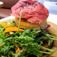 Hamburguesa de lentejas, hashbrown, queso, cebolla caramelizada. Acompañaba rúcula con loncha de calabaza. 14,50€ (precio elevado para lo que era). El pan estaba un poquito sec at Food Sentimentale in Bayonne