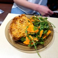 Quiché de calabaza y queso vegano, acompañado de ensalada de rucula con lonchas de calabaza. 10€, excesivo para lo que era. La masa estaba un poco cruda. at Food Sentimentale in Bayonne