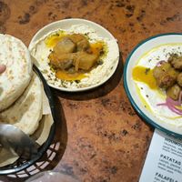 Hummus y patatas con tahini at Food Sentimentale in Bayonne