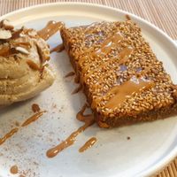 Halva-Eis und Tahin Tart at Lifeboxtr in Kas