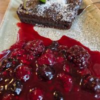 Veganer Brownie mit Früchten at Zum Kapellchen in Wiesbaden