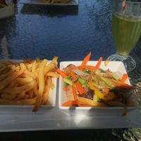 papas fritas con seitán y limonada de menta  at Bahia Los Corsarios in El Quisco