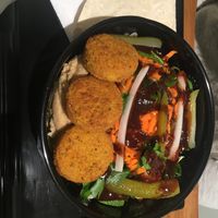 Fallafel Salat mit Granatapfelsauce  at Veganland in Leverkusen