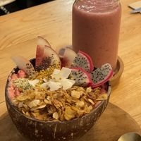 Bol de pittaya i smoothie summer berry at Sama Sama Veggie in Salou