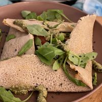 Crepe feta i pesto d’alvocat at Sama Sama Veggie in Salou