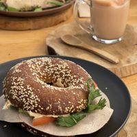 Bagel de no pavo i chai latte at Sama Sama Veggie in Salou