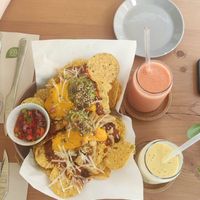 Vegan nachos with cheese, beans, guacamole and chicken (all vegan) at Sama Sama Veggie in Salou