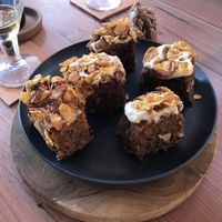 Vegan carros cake con delicioso frosting y cereal crujiente  at Sama Sama Veggie in Salou