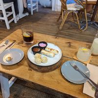Combi of tequeños and balls stuffed with vegan cheese with tomato chutney and vegan beetroot at Sama Sama Veggie in Salou