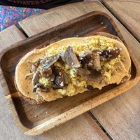 Anacardo Queso: vegan scrambled eggs on toast with mushrooms and cashew cheese. Super garlicky and delicious !  at Sama Sama Veggie in Salou