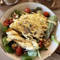 Vegan Caesar Bowl with salad greens, cherry tomatoes, breaded chick’n, walnuts and croutons  at Sama Sama Veggie in Salou