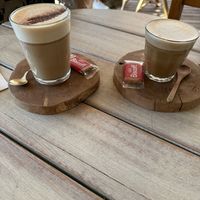 Chai latte and decaf vanilla latte, both with oat milk ☕️   at Sama Sama Veggie in Salou