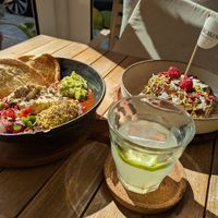 Green rancheros and pancakes with lemonade at Sama Sama Veggie in Salou
