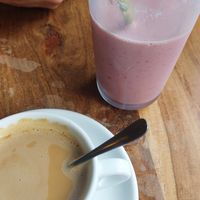 Cappuccino met havermelk en fruitshake at Little World Kitchen in Utrecht