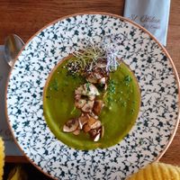 Vegane Spinatsuppe mit gebackenen Pilzen  at Gaststätte St. Ottilien in Freiburg