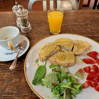Vegan breakfast with hummus toast. Cappucino is already mostly gone bc it was so good :p at Ben Caffè in Florence