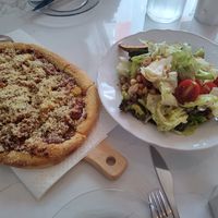 Bulgogi pizza and "Greek" salad at Vegan Table in October 10월의 비건테이블 in Gyeonggi-do