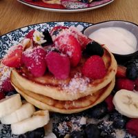Vegan pancakes in the front vs. not vegan in the back. Just to let you know it looks the same or better 🤩. at ANNA Pancakes in Utrecht