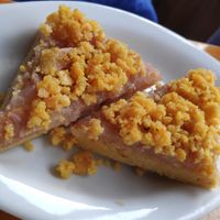 Nachspeise, Polenta mit Äpfeln und Crumble at Les Amants du Marche in Pau