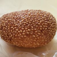 Sesame ball at Delisnacks 德利食 - Chinatown Complex in Central Singapore