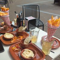 Hummus with fried bell pepper, naan bread and fries at De Proloog in Amerongen