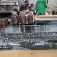 Crèmes glacées véganes (de l'Armoire à glace) at Café des Habitudes in Montreal