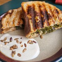 Grilled cheese au kale et sauce tofu at Café des Habitudes in Montreal