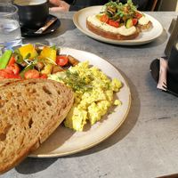 Veganes Rührei und Brot mit Hummus und gegrillten Gemüse at KLYO - Alte Münze in Graz