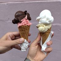 Dunkle Schokolade und Erdbeere, sowie Zitrone und Mirabelle. at Christis - Eis & Kaffee in Trier