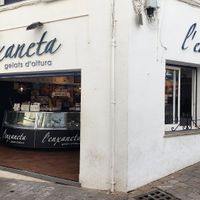 Outside at L'enxaneta Gelats d'altura in Palafrugell