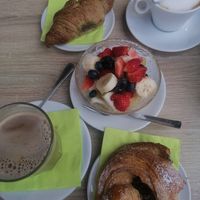 Fruitsalade, latte machiatto, croissants bramen jam at Biolino in La Spezia
