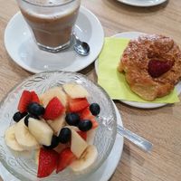 Fruitsalade, latte machiatto, croissant met pistache crème at Biolino in La Spezia