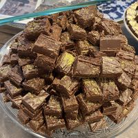 Choco brokken met dennen naald en zoete kastanje! Heerlijk. at De Chocolage in Bladel