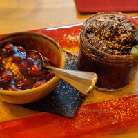 Der vegane Schokokuchen mit Thymiankirschen at Wirtshaus im Tutzinger Hof in Starnberg