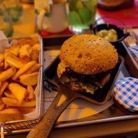 Der vegane Fischburger mit Chips und Avocadodip at Wirtshaus im Tutzinger Hof in Starnberg