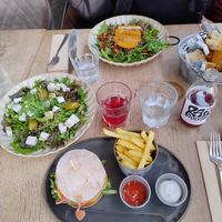 Tre veganske retter: Crispy NO chicken burger m/fritter, Torve-hallen "feta" salat med oliven og kerner Crispy NO chicken salat med soltørrede tomater og mango-chilli dressing. at Torve-Hallen.dk in Soenderborg