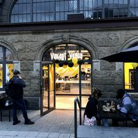 store from outside (tables inside & outside) at VINCENT - Hauptbahnhof Hamburg in Hamburg