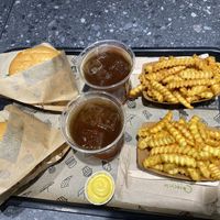 Burger „cheesy one“, ice teas und crinkle cut fries mit Ketchup und Knoblauchmajo 🌱 #Veganuary at VINCENT - Hauptbahnhof Hamburg in Hamburg