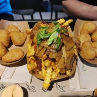 Chili cheese nuggets and Kebab fries at VINCENT - Hauptbahnhof Hamburg in Hamburg