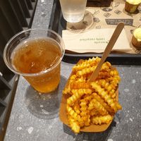 Ginger Ale und Pommes mit Cajun at VINCENT - Hauptbahnhof Hamburg in Hamburg