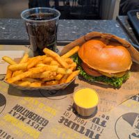 Cheeseburger menu with cajun fries, some sauce and a cola at VINCENT - Hauptbahnhof Hamburg in Hamburg